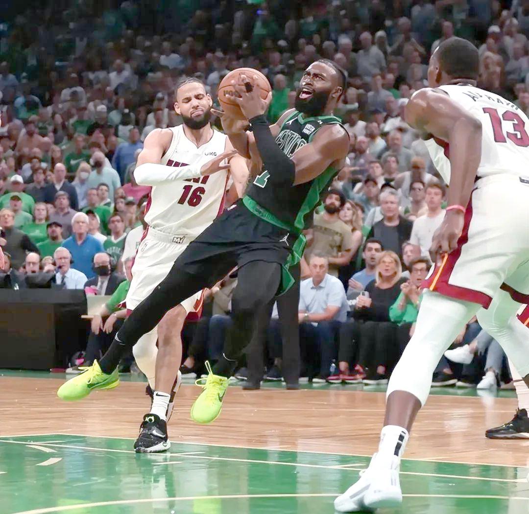 关于凯尔特人与勇士将在场上上演对决的信息