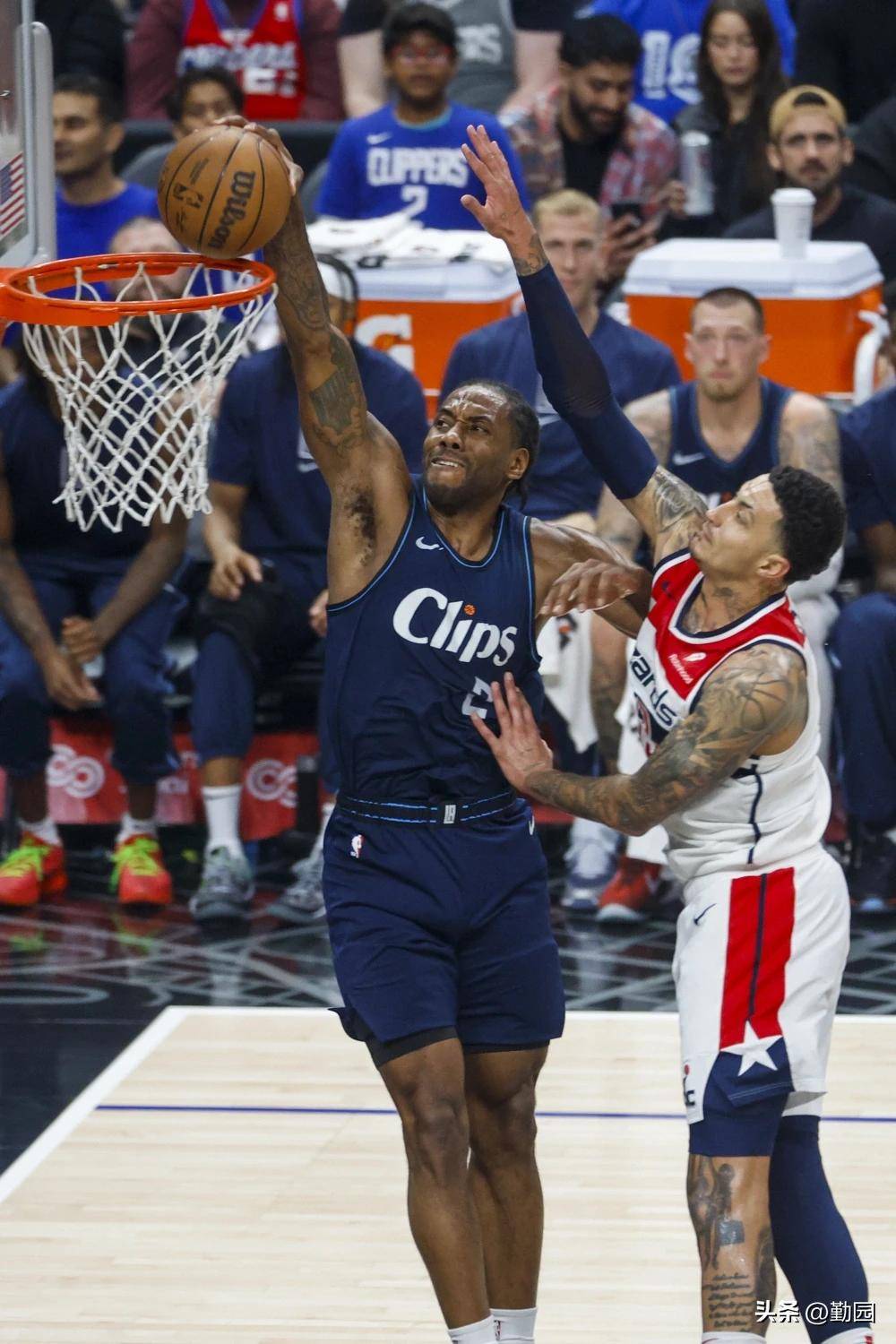 关于雄鹿客场大胜马刺，字母哥再献+的超神表现的信息