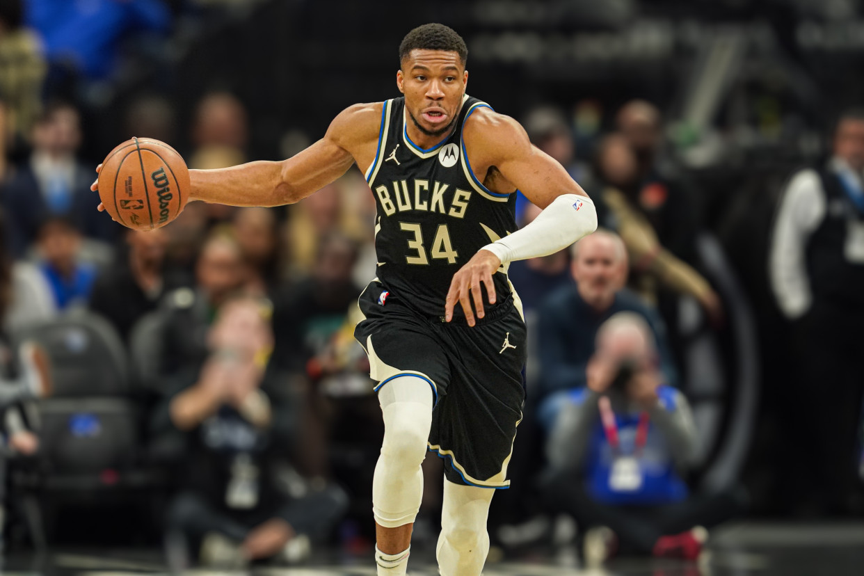 关于雄鹿客场大胜马刺，字母哥再献+的超神表现的信息