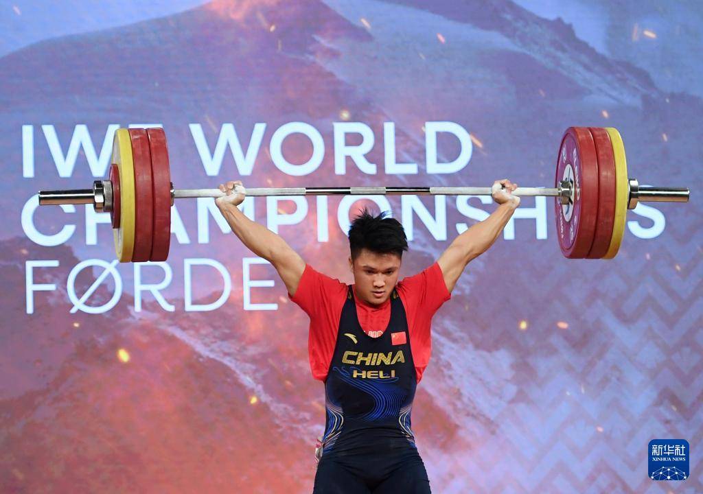 包含举重比赛背后的训练秘笈，竞争激烈的词条
