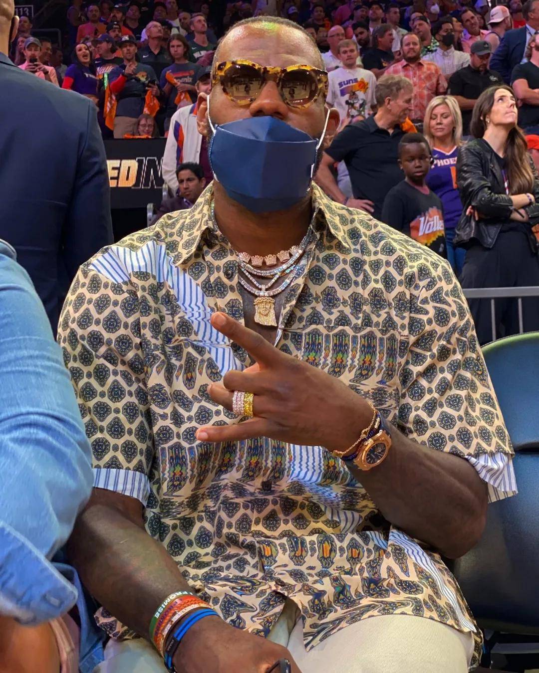 爵士轻取太阳,霍勒迪高光表现的简单介绍 爵士轻取太阳,霍勒迪高光表现的简单介绍