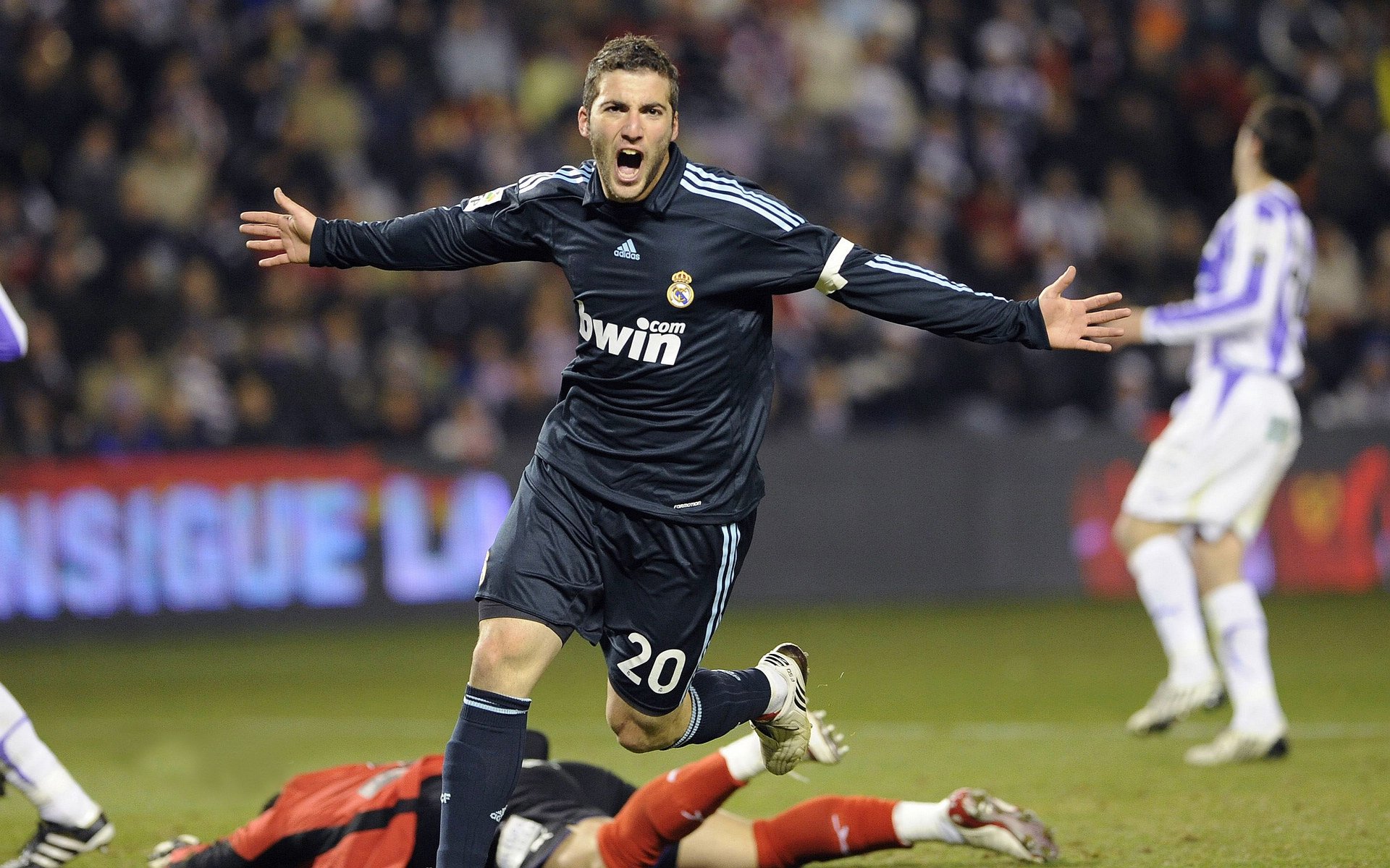 当法兰西铁骑邂逅文艺复兴之光，孙兴慜在巴黎夜空的亚洲流星